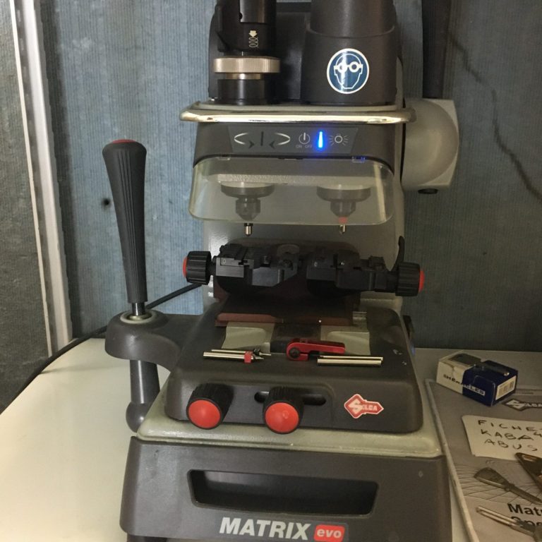 Appareil reproduction de clés à points Matrix et commandes rouges sur la base.