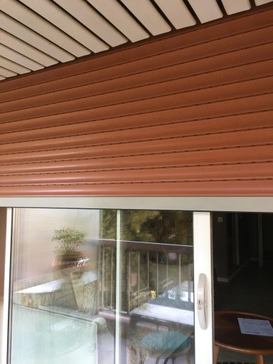 Volet roulant en aluminium marron Volet roulant ouvert à moitié