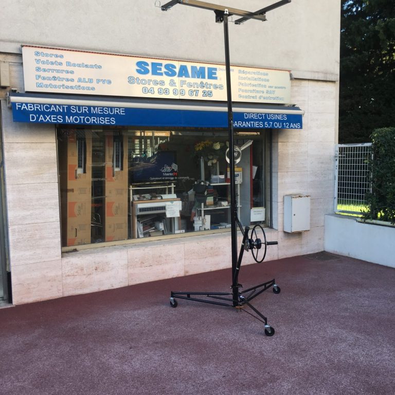 Chosir une entreprise avec un magasin Panneau de magasin "SESAME" avec un support mobile sur le trottoir.