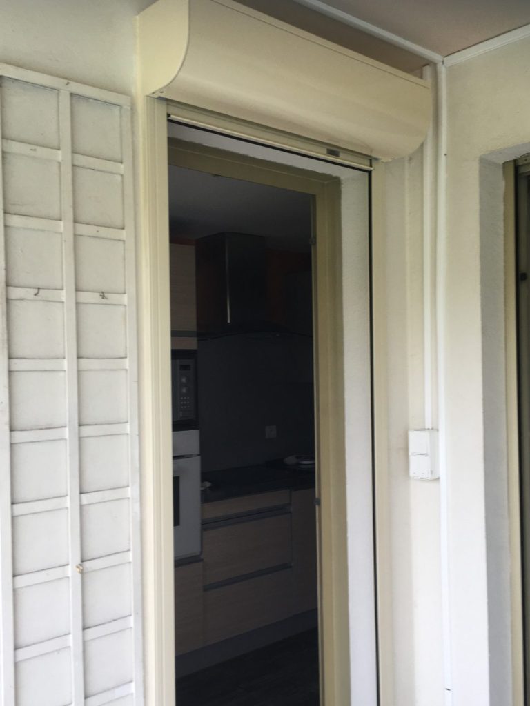 Volet roulant monobloc blindé anti effraction Porte coulissante avec rideau enrouleur dans un intérieur moderne.